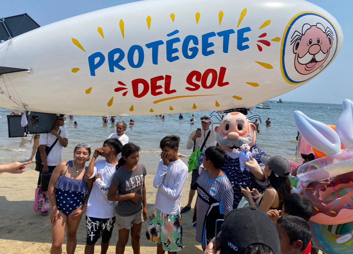Activación publicitaria con dirigible en Playa del Carmen
