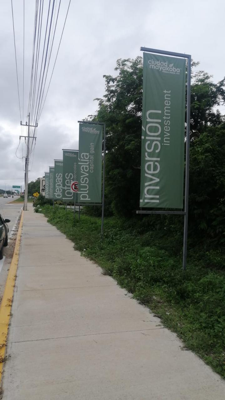 Banderolas instaladas en Ciudad Mayakoba por Publimpacto