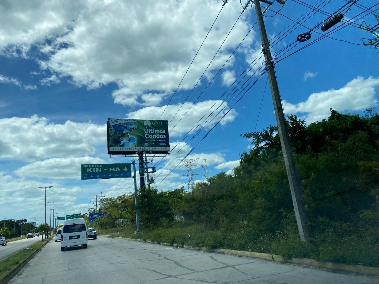 Espectacular de Publimpacto sobre la carretera de la Riviera Maya