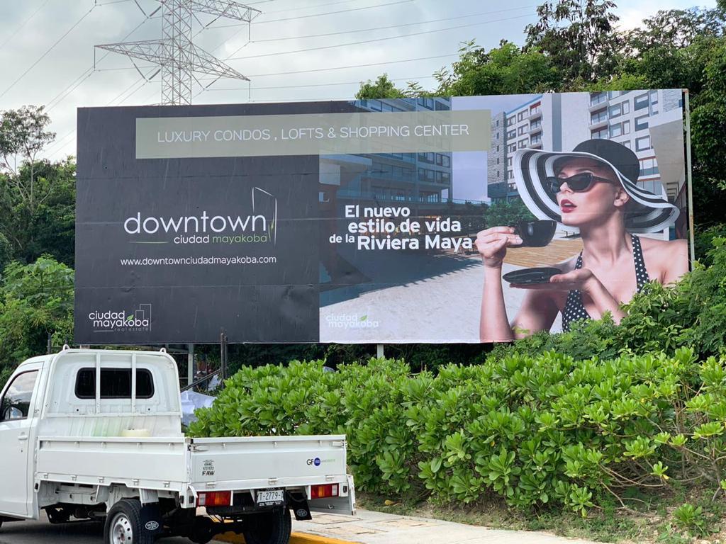 Cartelera publicitaria en el Downtown de Ciudad Mayakoba
