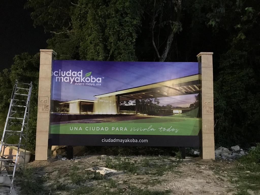 Instalación de espectacular de noche en Ciudad Mayakoba