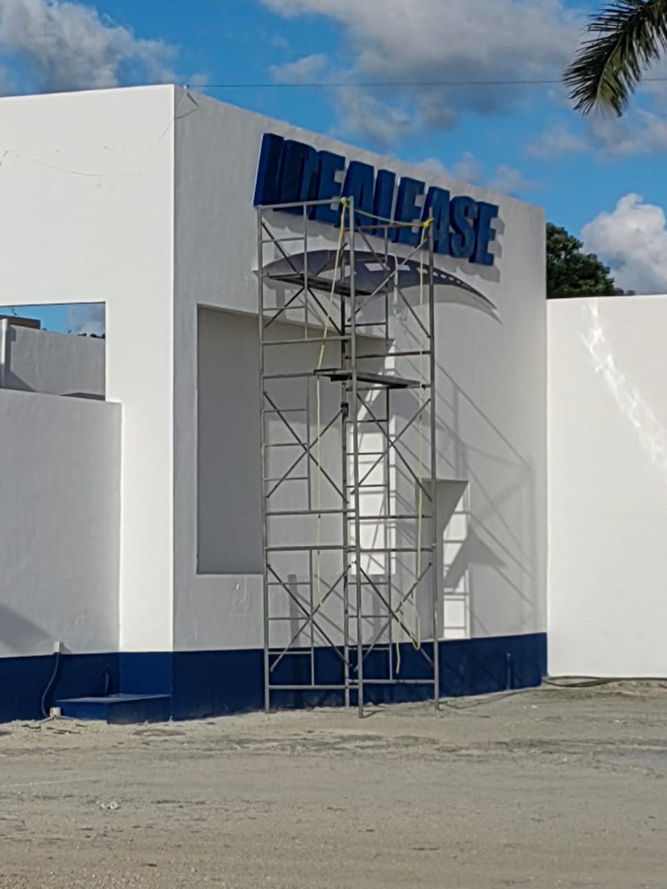 Instalación de letras corporativas en fachada por Publimpacto