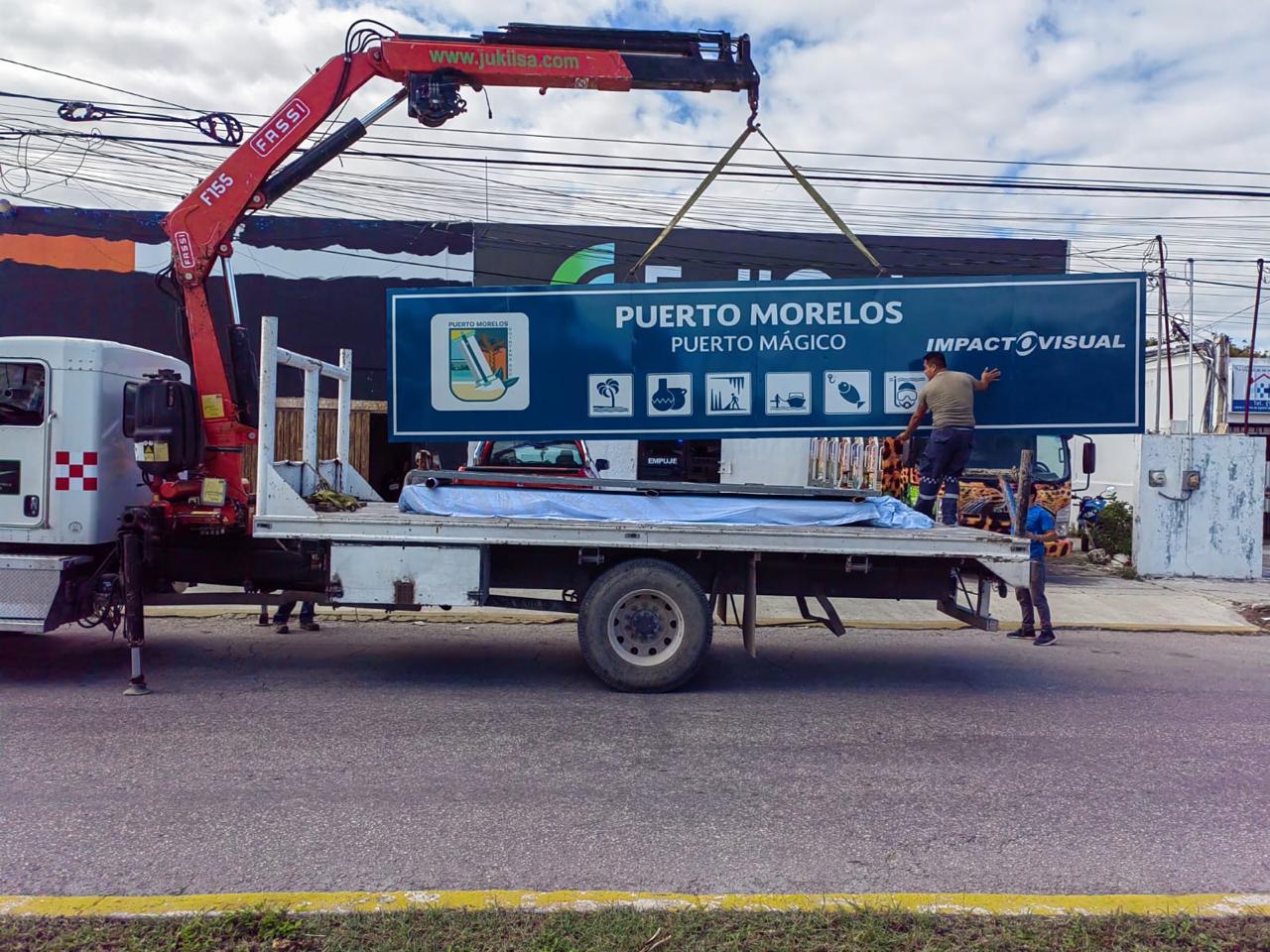 Instalación de vinil en exterior realizada por el equipo de Publimpacto