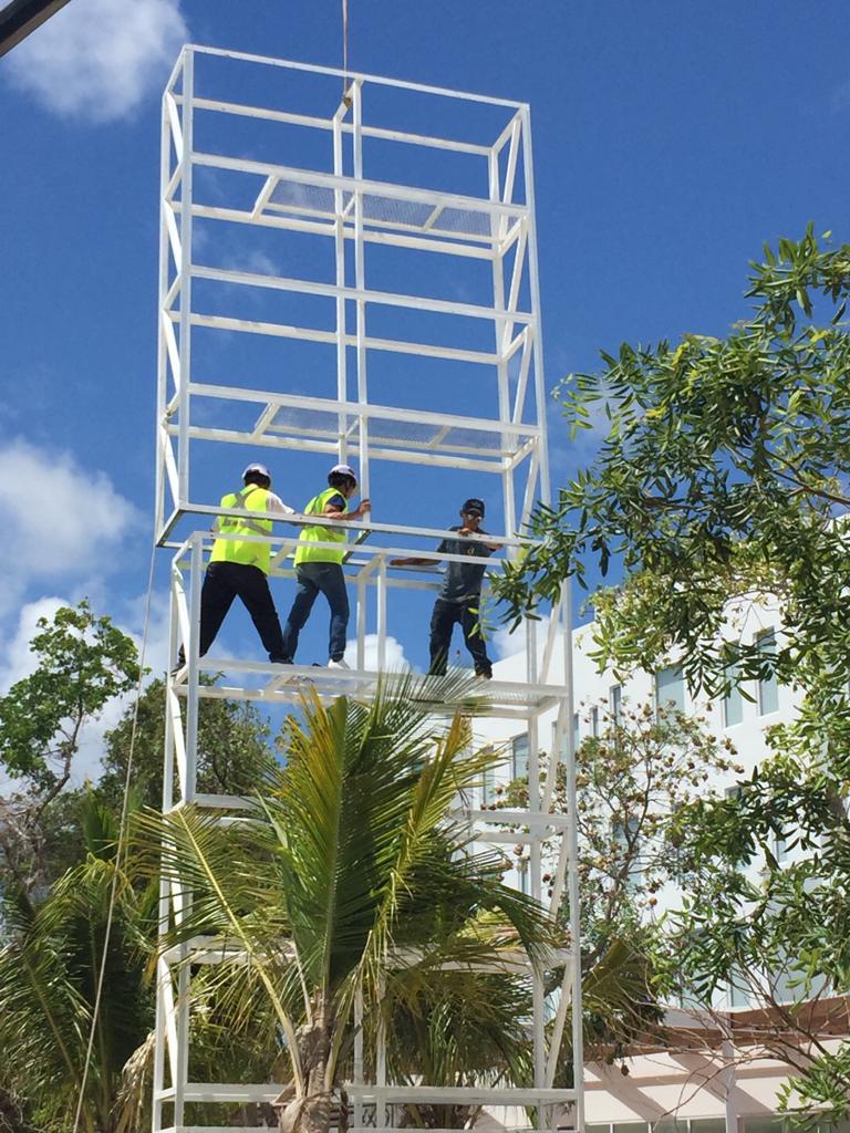 Mantenimiento de tótem en plaza comercial por Publimpacto