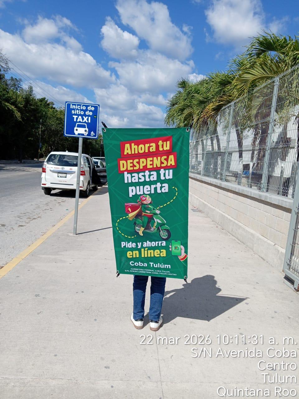 Publiandantes de Publimpacto en la vía pública