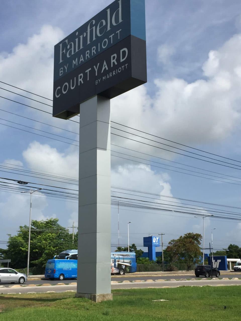 Tótem de Fairfield by Marriott Courtyard fabricado por Publimpacto