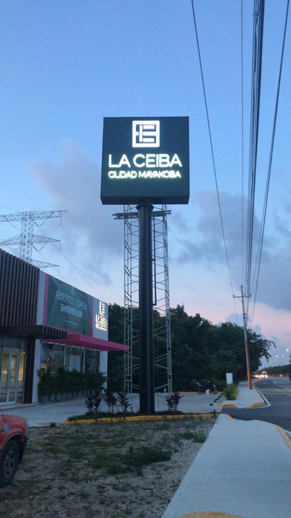 Tótem iluminado de La Ceiba instalado por Publimpacto