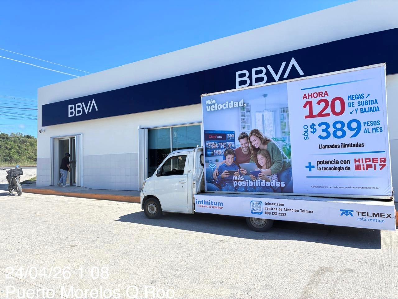 Valla móvil de Publimpacto en una avenida de la Riviera Maya